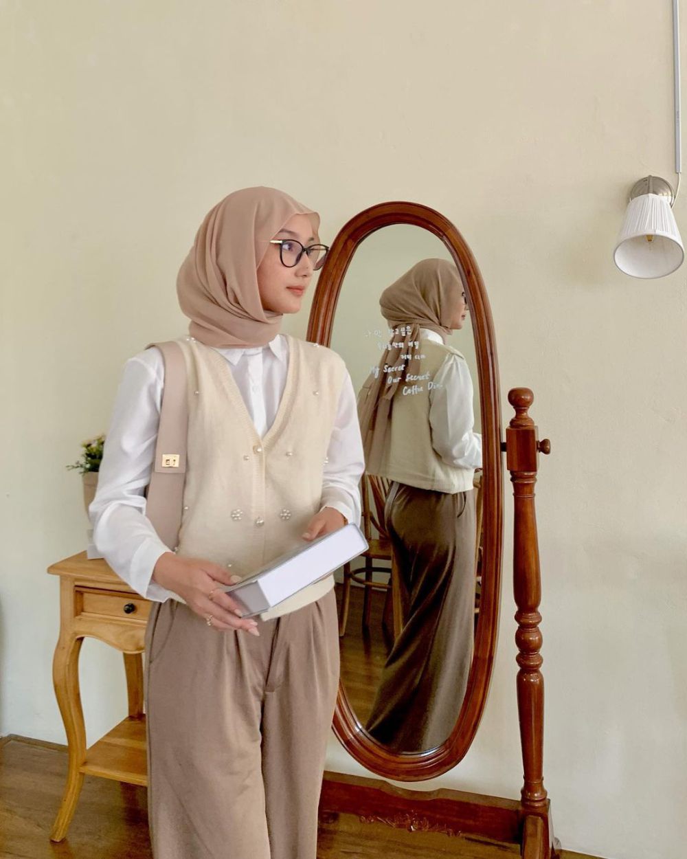 8 Style OOTD Nuansa Putih Cokelat Untuk ke Kantor, So Warm!