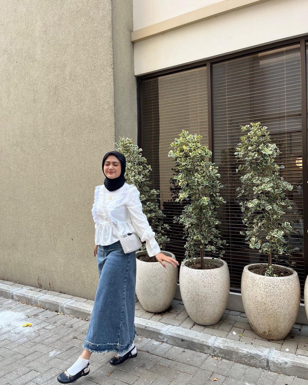 7 Ide Outfit Hijab Pakai Rok Denim ala Inthira Klhaudya, On Point!