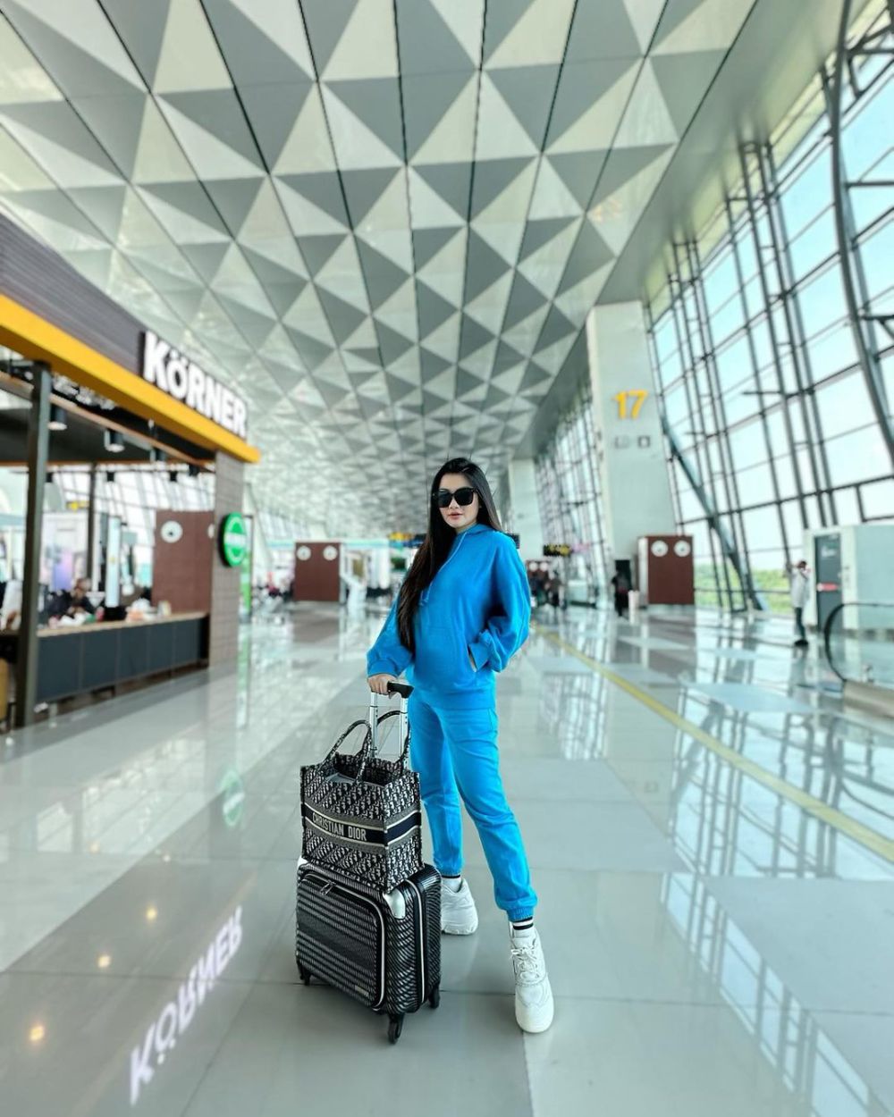 10 Ide Fashion Airport ala Fitri Carlina yang Chic Banget!
