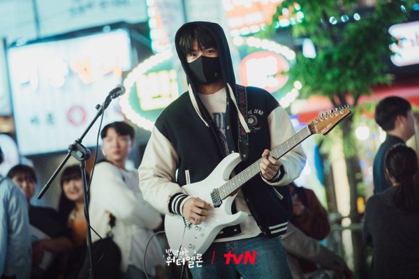 Kenapa Eun Gyeol Twinkling Watermelon Rahasiakan Identitas Gitarisnya?