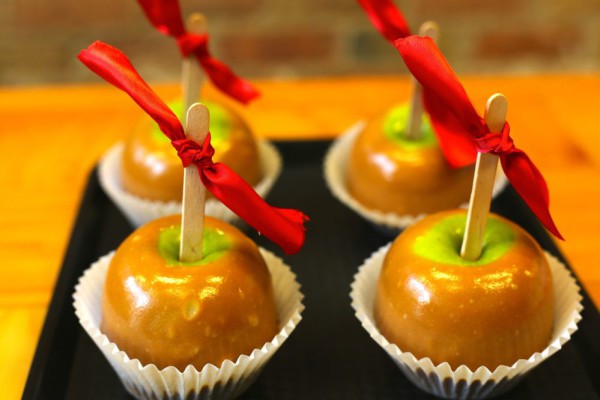 Resep Caramel Apple, Cara Makan Buah Yang Unik Dan Segar