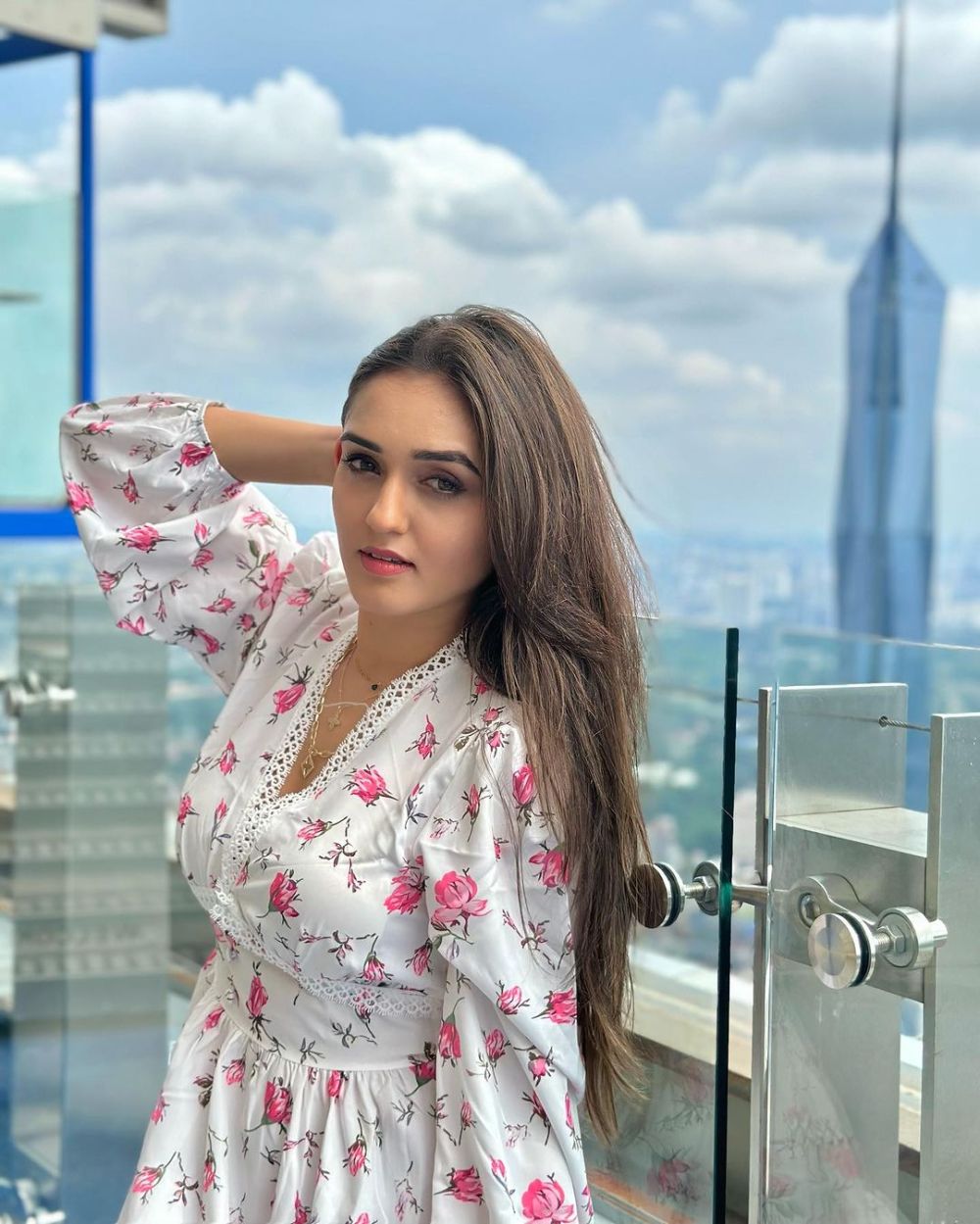 8 Potret Tanya Sharma Liburan di Malaysia, Seru Main ke Sky Box