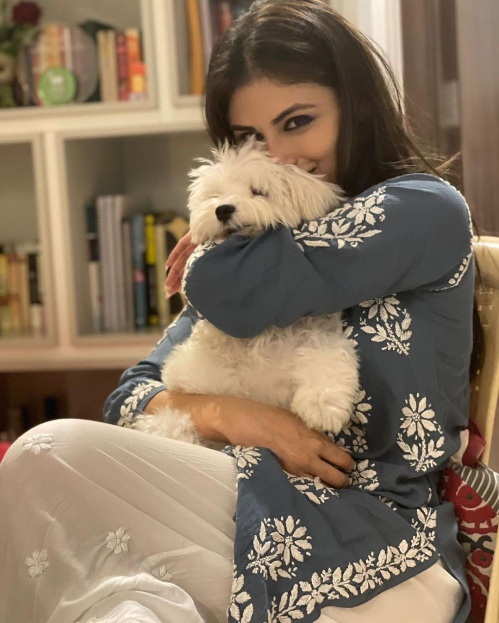 8 Potret Kedekatan Mouni Roy dan Theo, Anjing Peliharaannya