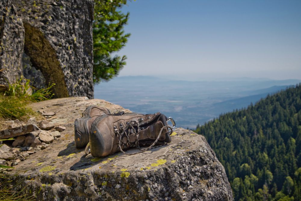 5 Cara Mencuci Sepatu Gunung Biar Gak Cepat Rusak