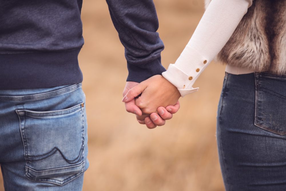 5 Cara Memberikan Dukungan Emosional pada Pasangan, Jangan Menghakimi!