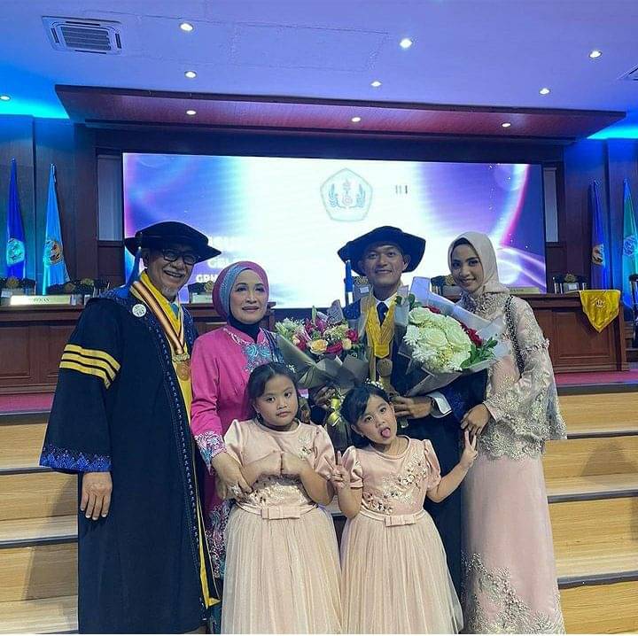 Deddy Mizwar Wisuda S3 Diusia 68 Tahun, Raih IPK Sempurna