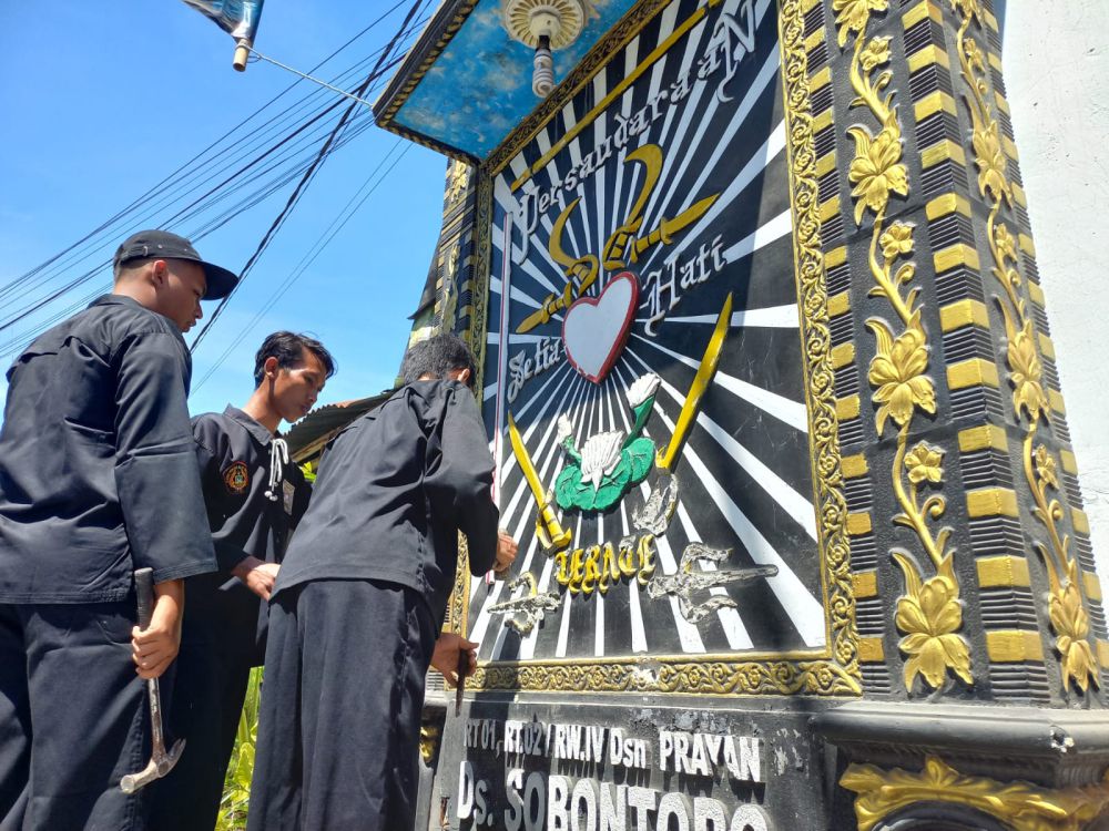 Anggota Perguruan Silat di Tulungagung Bongkar Logo Tugu