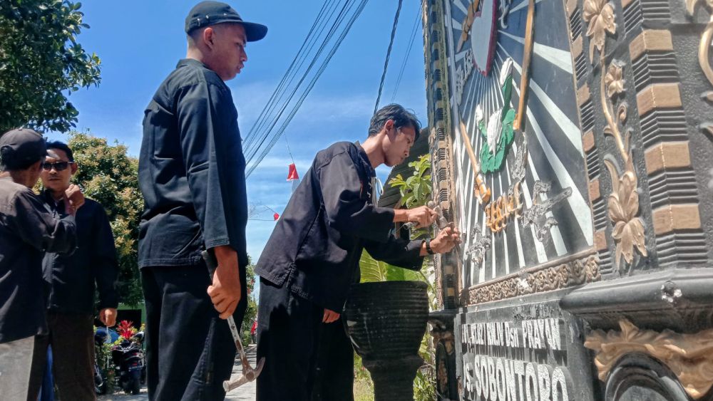 Anggota Perguruan Silat di Tulungagung Bongkar Logo Tugu