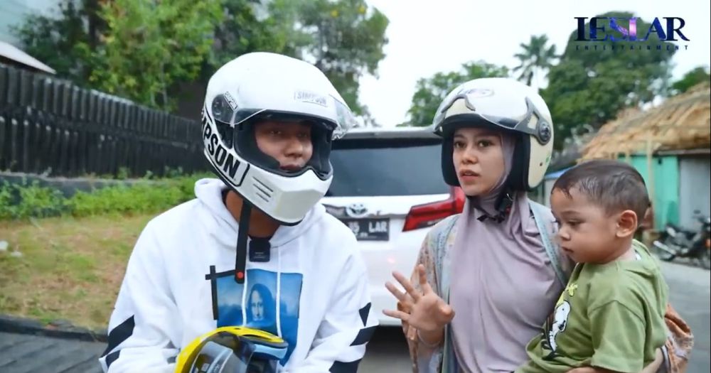 7 Potret Lesti dan Billar Jajan Bakso Kaki Lima, Naik Motor Mewah