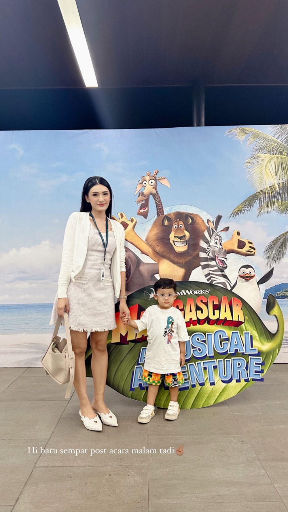 7 Momen Raditya Dika dan Anissa Nonton Putrinya Pentas Drama