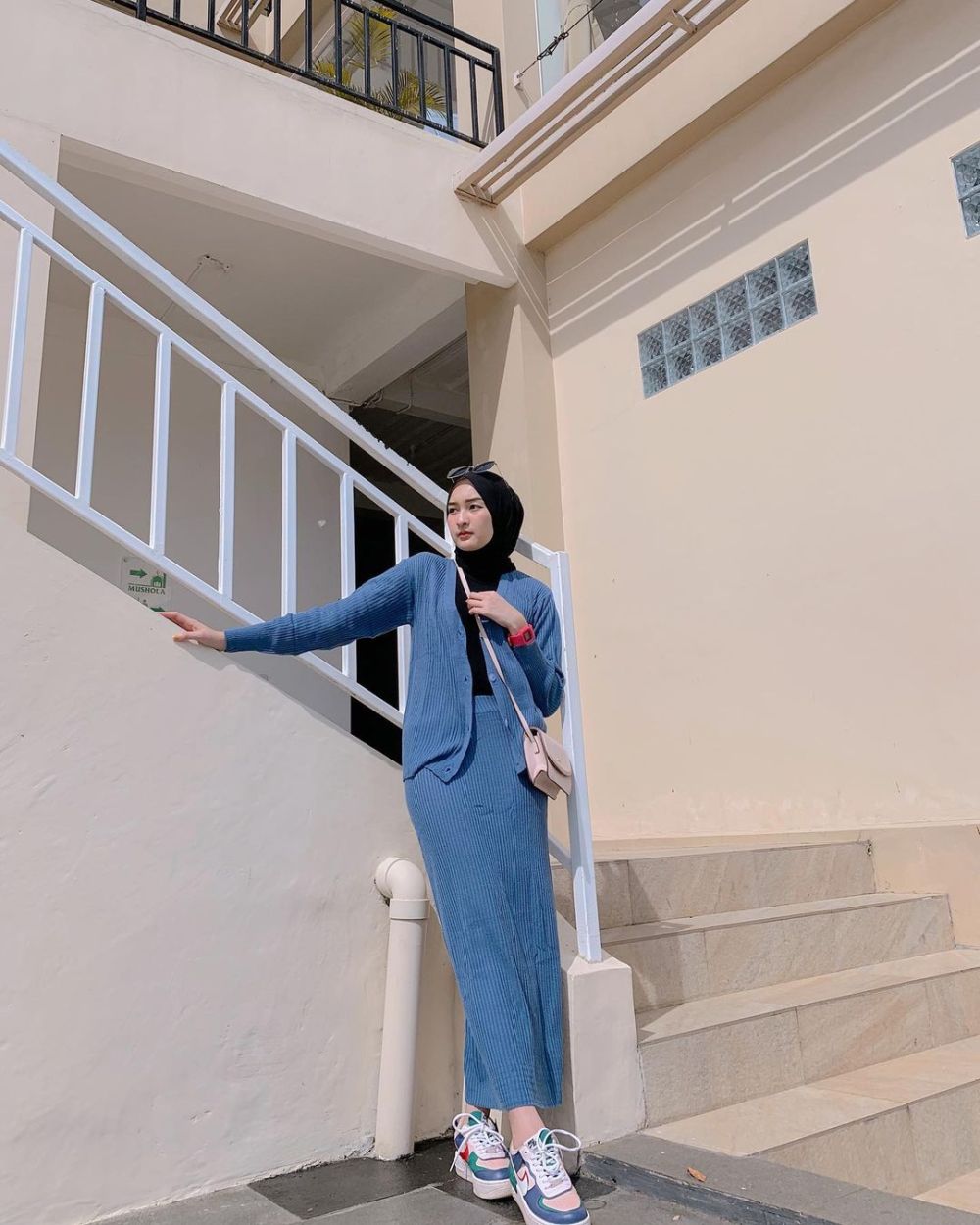 9 Inspirasi Hijab Style Nuansa Biru ala Ingrid Yulika, Kalem Banget!
