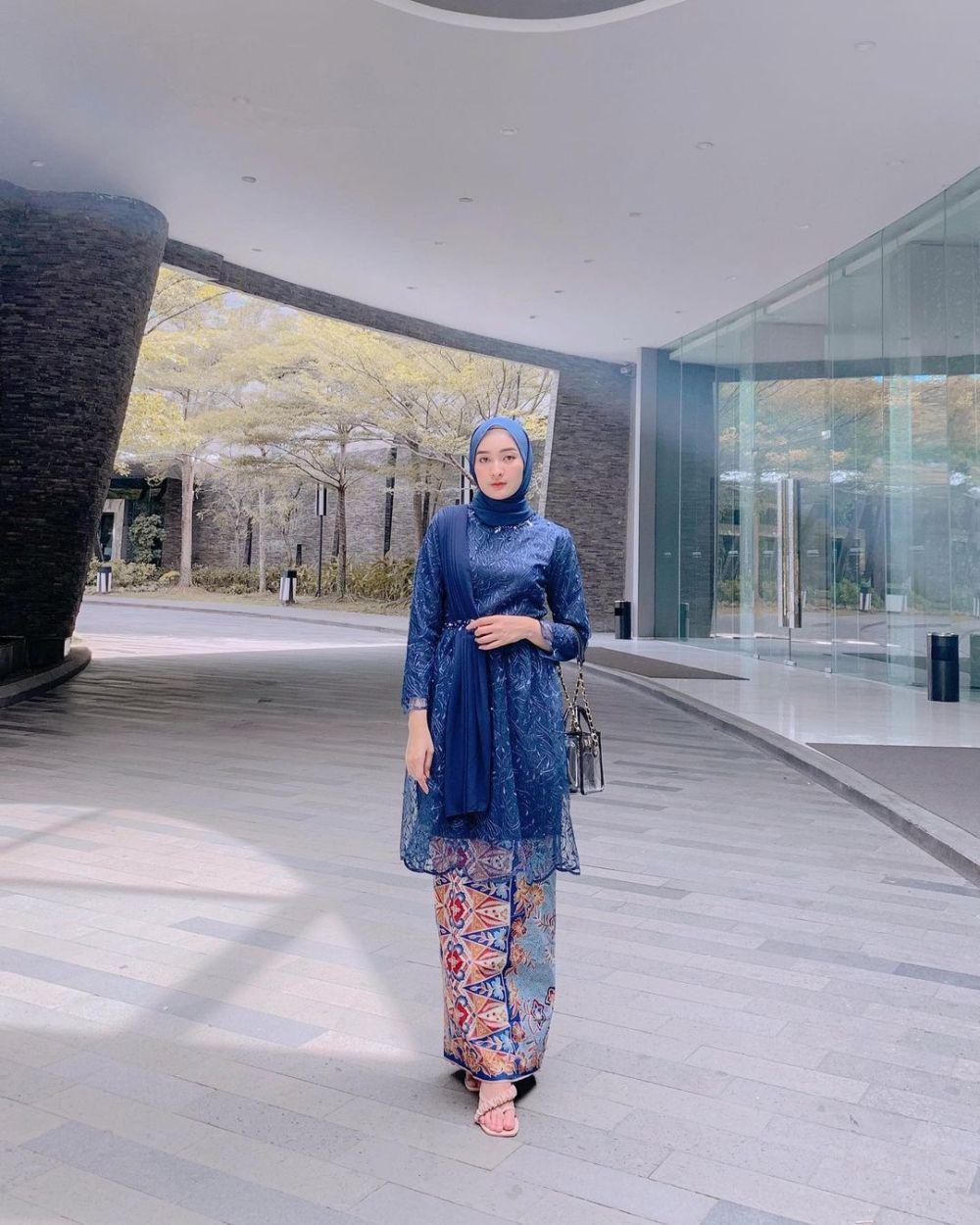 9 Inspirasi Hijab Style Nuansa Biru ala Ingrid Yulika, Kalem Banget!