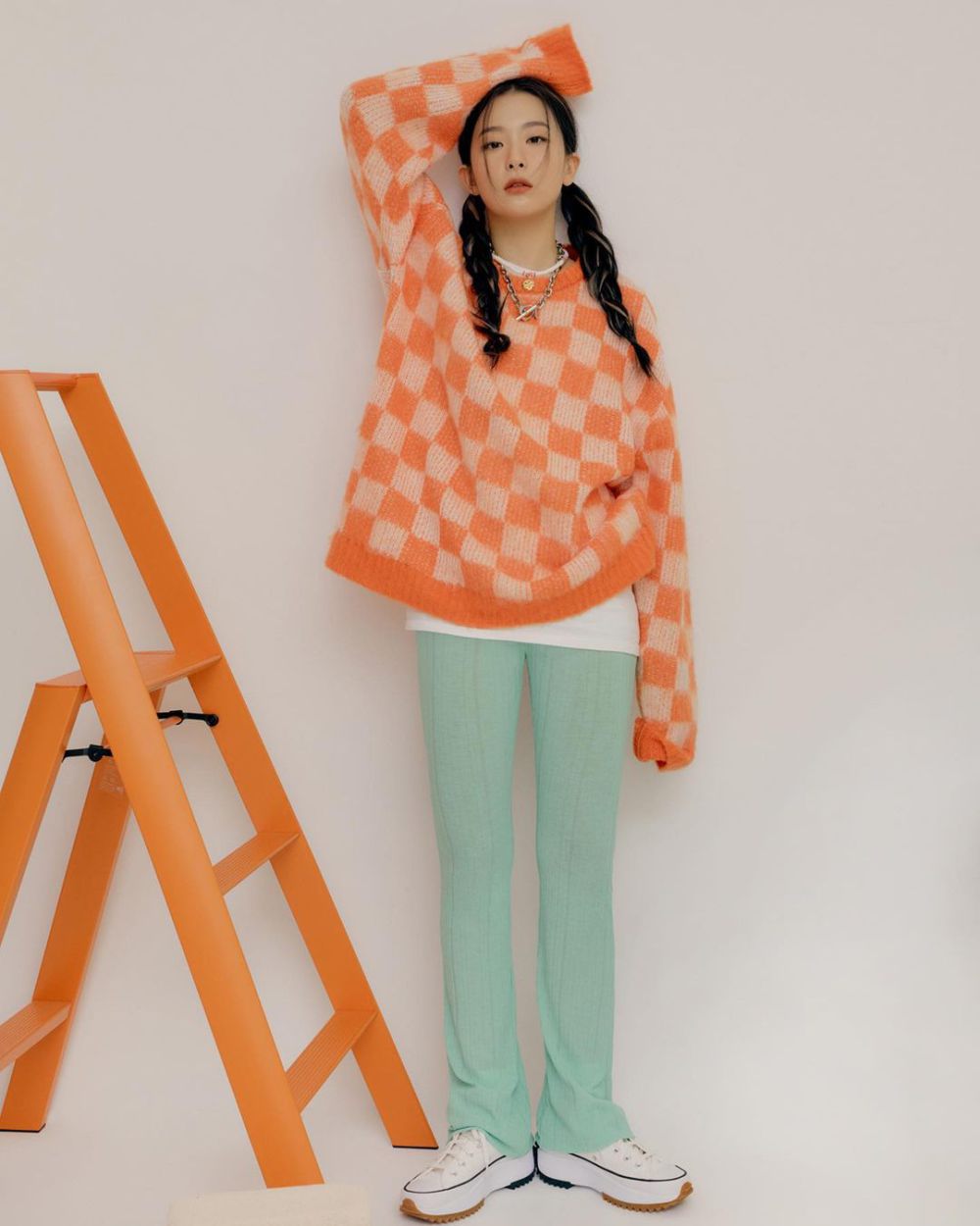 8 Ide Padu Padan Outfit Nuansa Oranye ala Seulgi Red Velvet, Fresh
