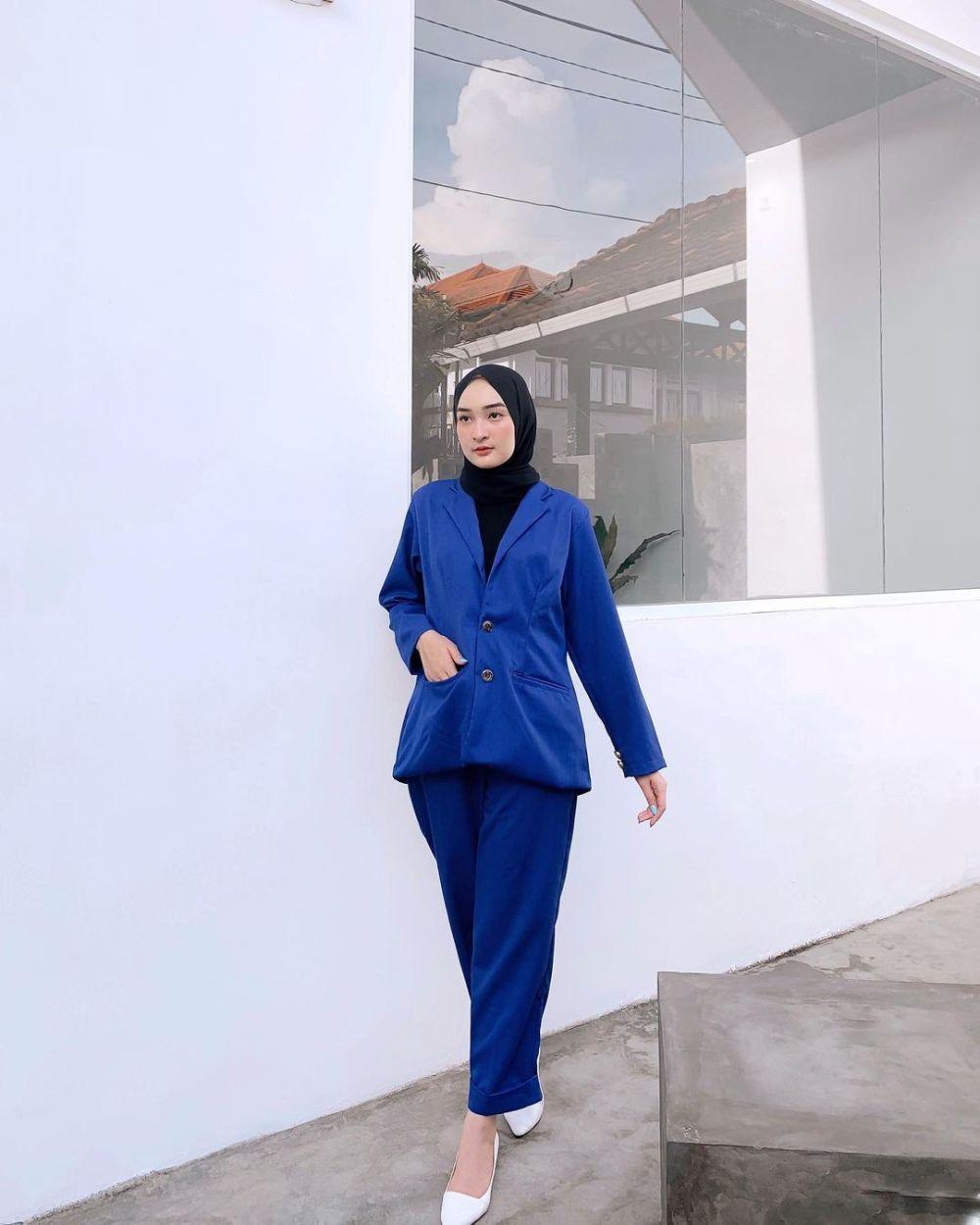 9 Inspirasi Hijab Style Nuansa Biru ala Ingrid Yulika, Kalem Banget!