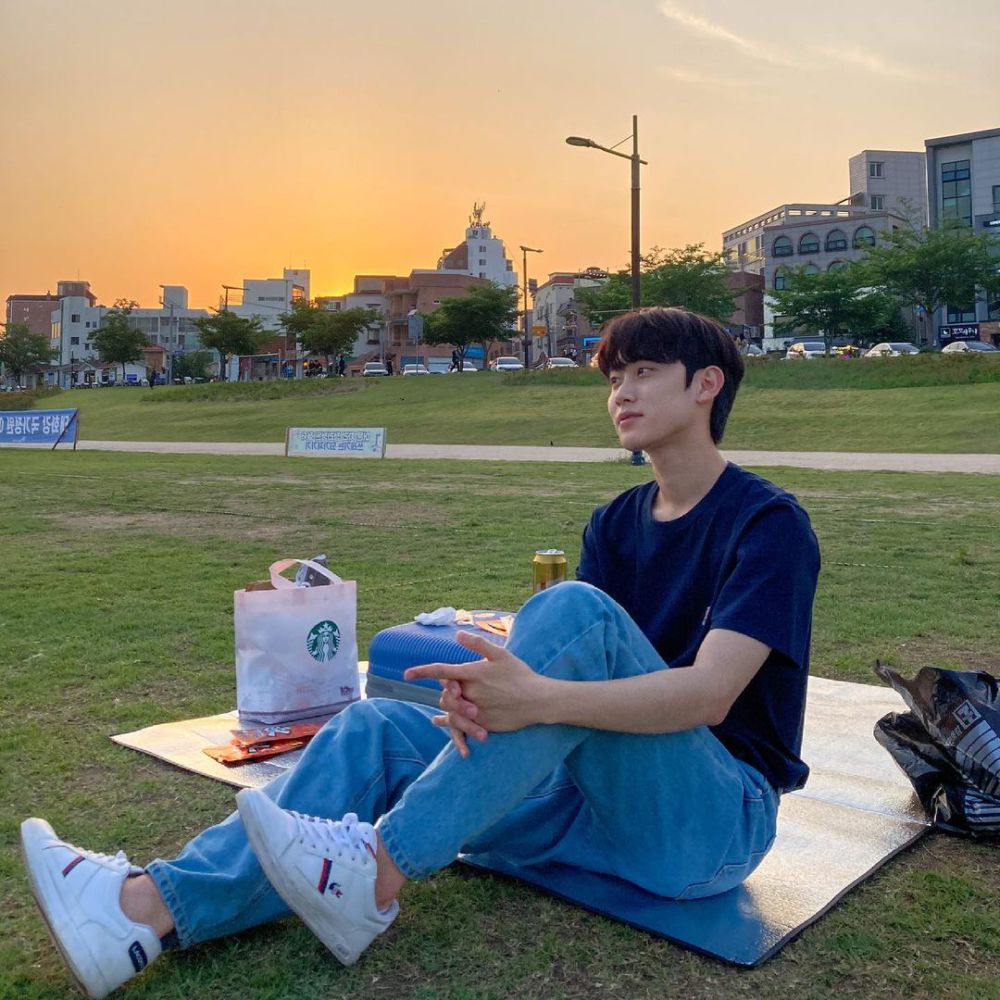 9 Inspirasi Daily Outfit ala Ahn Young Hoon, Nyaman Dipakai