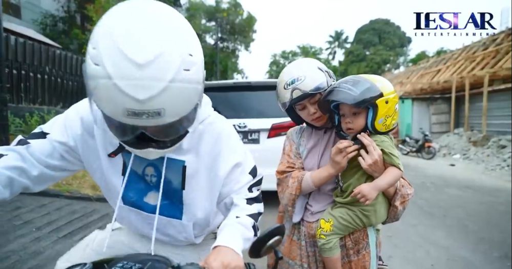 7 Potret Lesti dan Billar Jajan Bakso Kaki Lima, Naik Motor Mewah