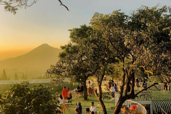 9 Potret Sky Hills Kopeng, Wisata Kuliner dengan View Merbabu