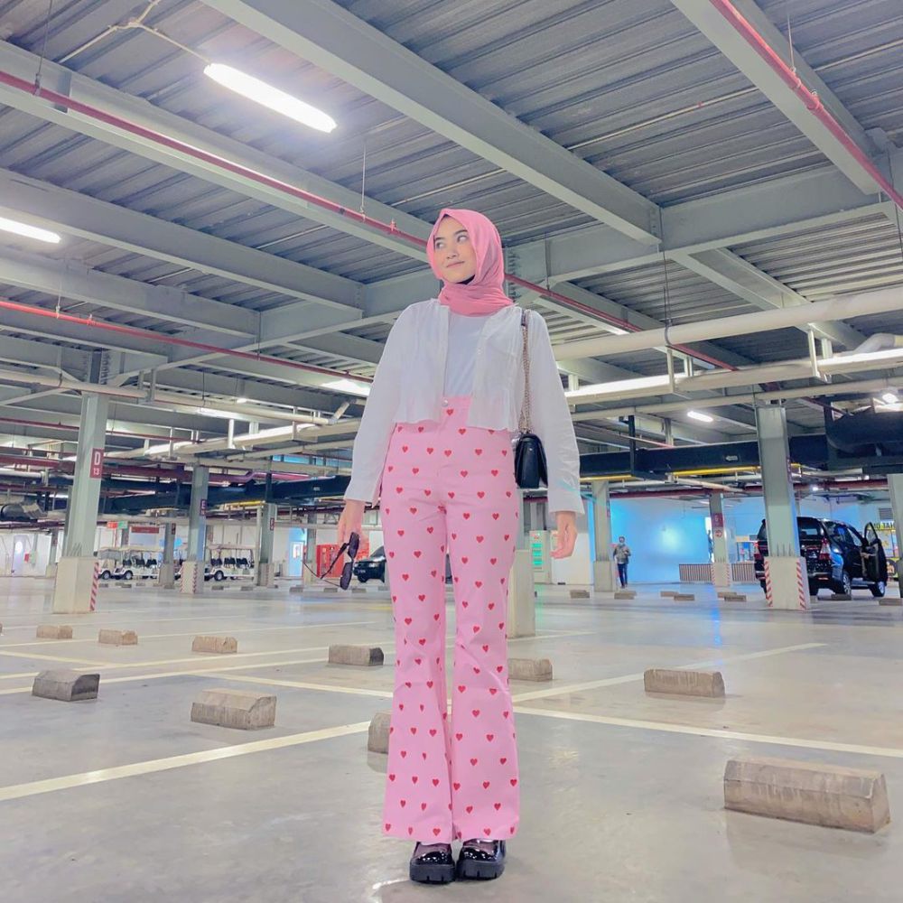 9 Ide Mix and Match Long Pants ala Almanda Putri, Kece Maksimal!