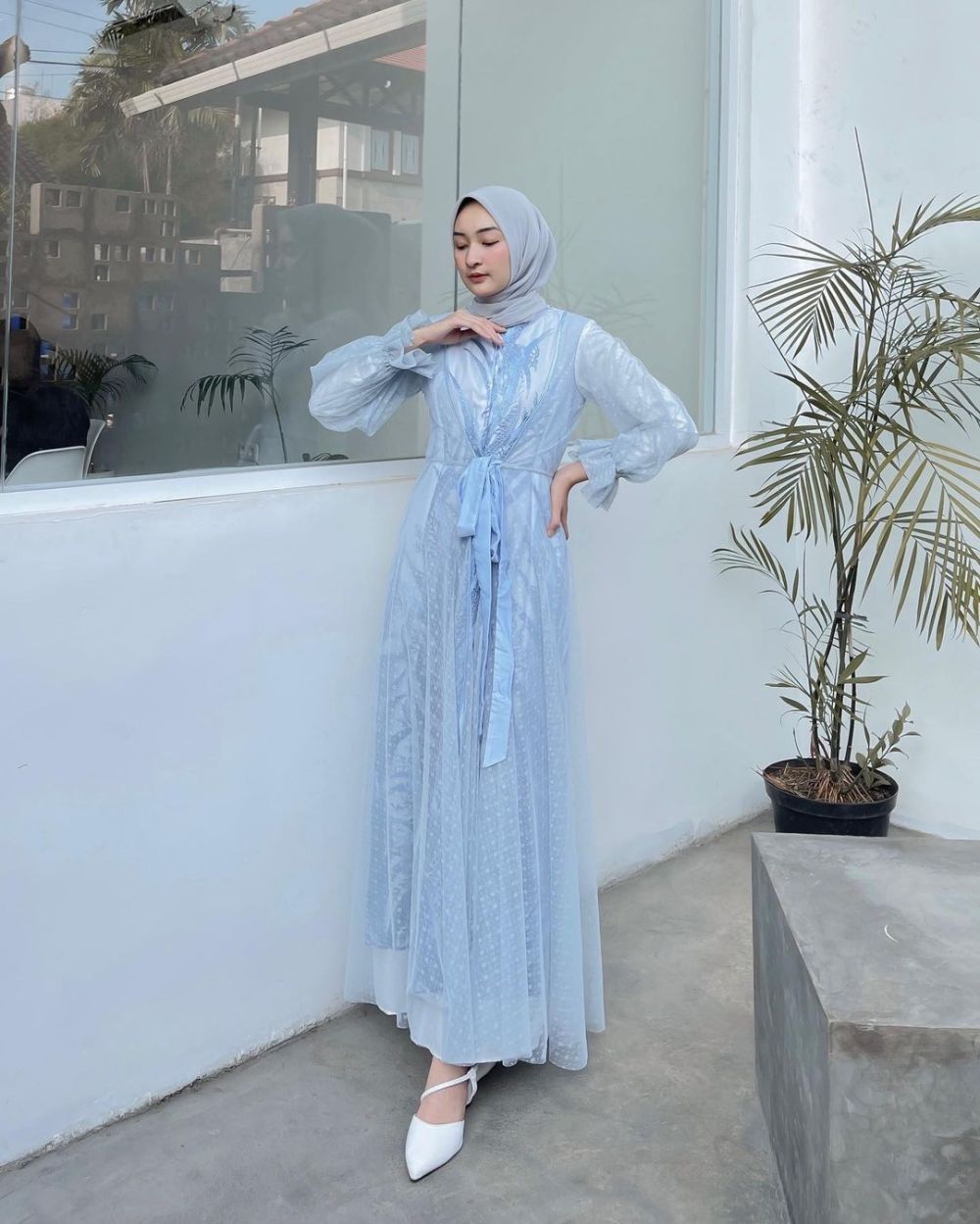 9 Inspirasi Hijab Style Nuansa Biru ala Ingrid Yulika, Kalem Banget!