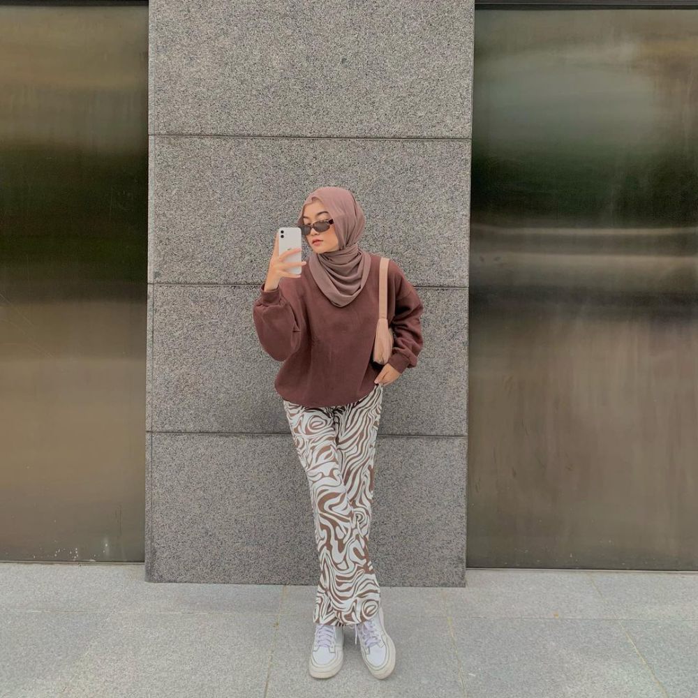 9 Ide Mix and Match Long Pants ala Almanda Putri, Kece Maksimal!