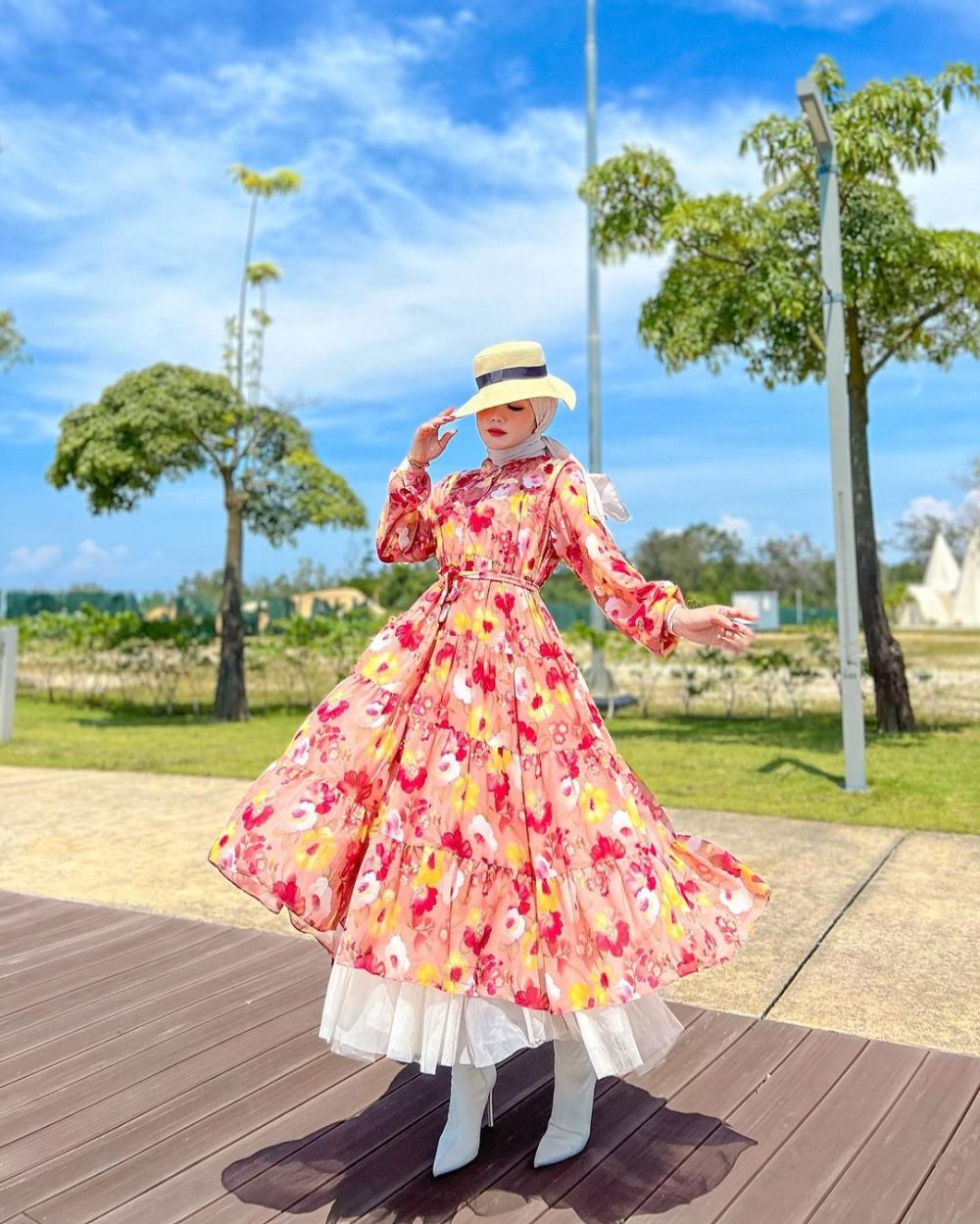 10 Pilihan Outfit Dress Floral ala Yolla Anggita, Gayanya Super Elegan