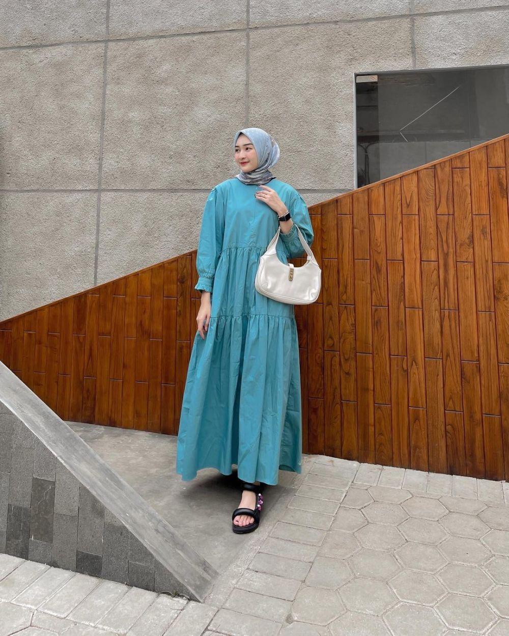 9 Inspirasi Hijab Style Nuansa Biru ala Ingrid Yulika, Kalem Banget!