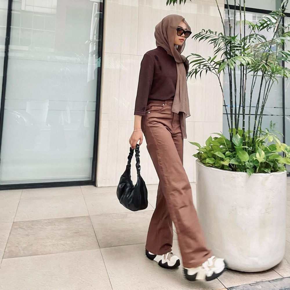 7 Ide Outfit Hijab Earth Tone Boyish ala Clara Yulia, Kece Maksimal!