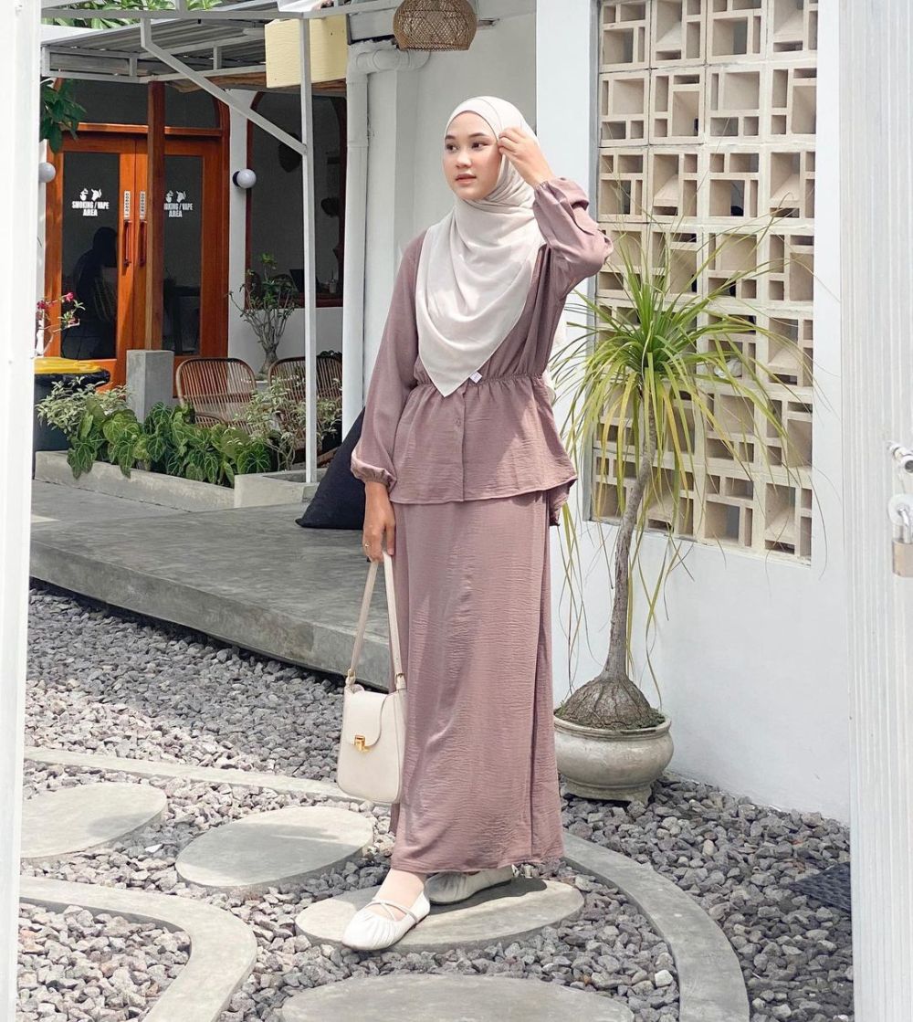 9 Inspirasi Outfit One set ala Nyimas Juniar, Effortless dan Anggun!