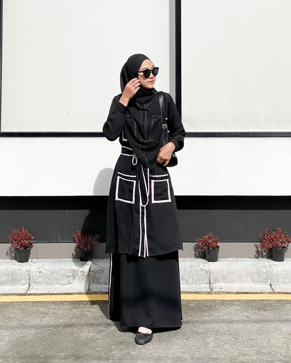 9 Inspirasi Outfit One set ala Nyimas Juniar, Effortless dan Anggun!