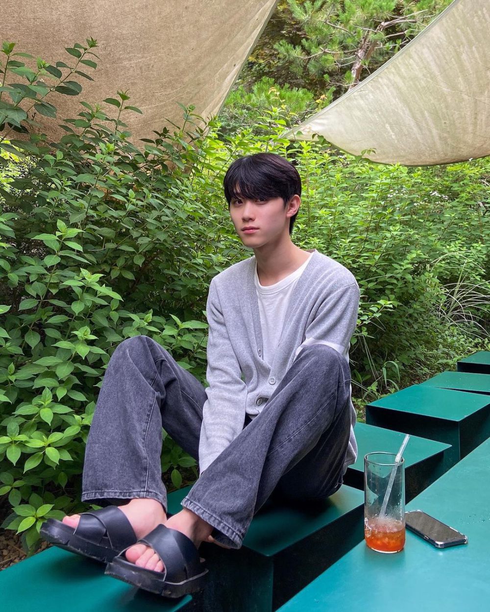 9 Inspirasi Daily Outfit ala Ahn Young Hoon, Nyaman Dipakai