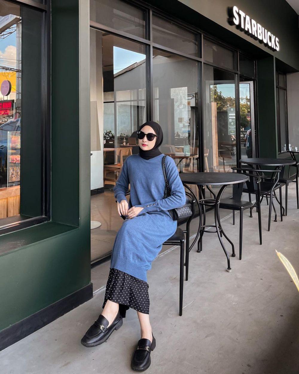 9 Inspirasi Hijab Style Nuansa Biru ala Ingrid Yulika, Kalem Banget!