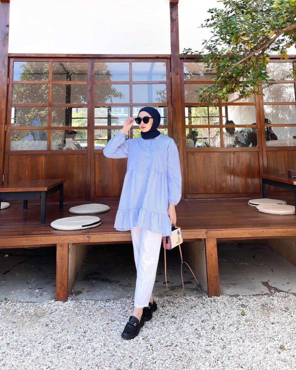 9 Inspirasi Hijab Style Nuansa Biru ala Ingrid Yulika, Kalem Banget!