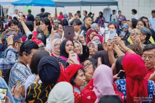 7 Portrait of Ikke Nurjanah at the Indonesian People's Party in Los Angeles