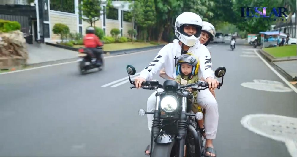7 Potret Lesti dan Billar Jajan Bakso Kaki Lima, Naik Motor Mewah