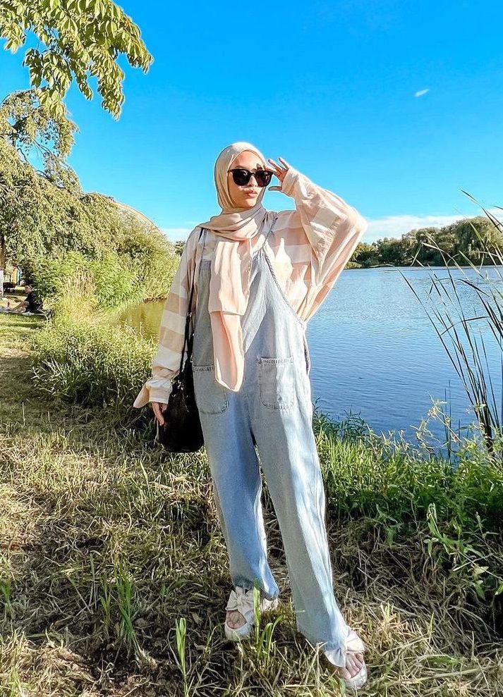 10 Inspirasi Outfit Serba Jeans untuk Hijabers ala Bianca Kartika