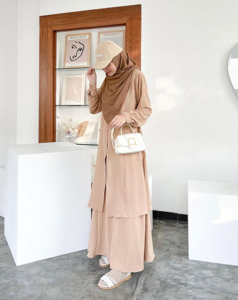 9 Inspirasi Outfit One set ala Nyimas Juniar, Effortless dan Anggun!