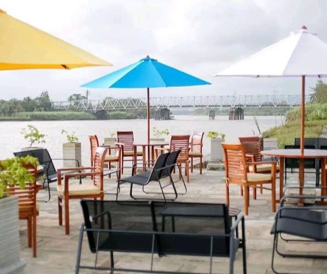 8 Potret Ditepinya Sungai Serayu Cafe, Restoran Cilacap dengan view Sungai