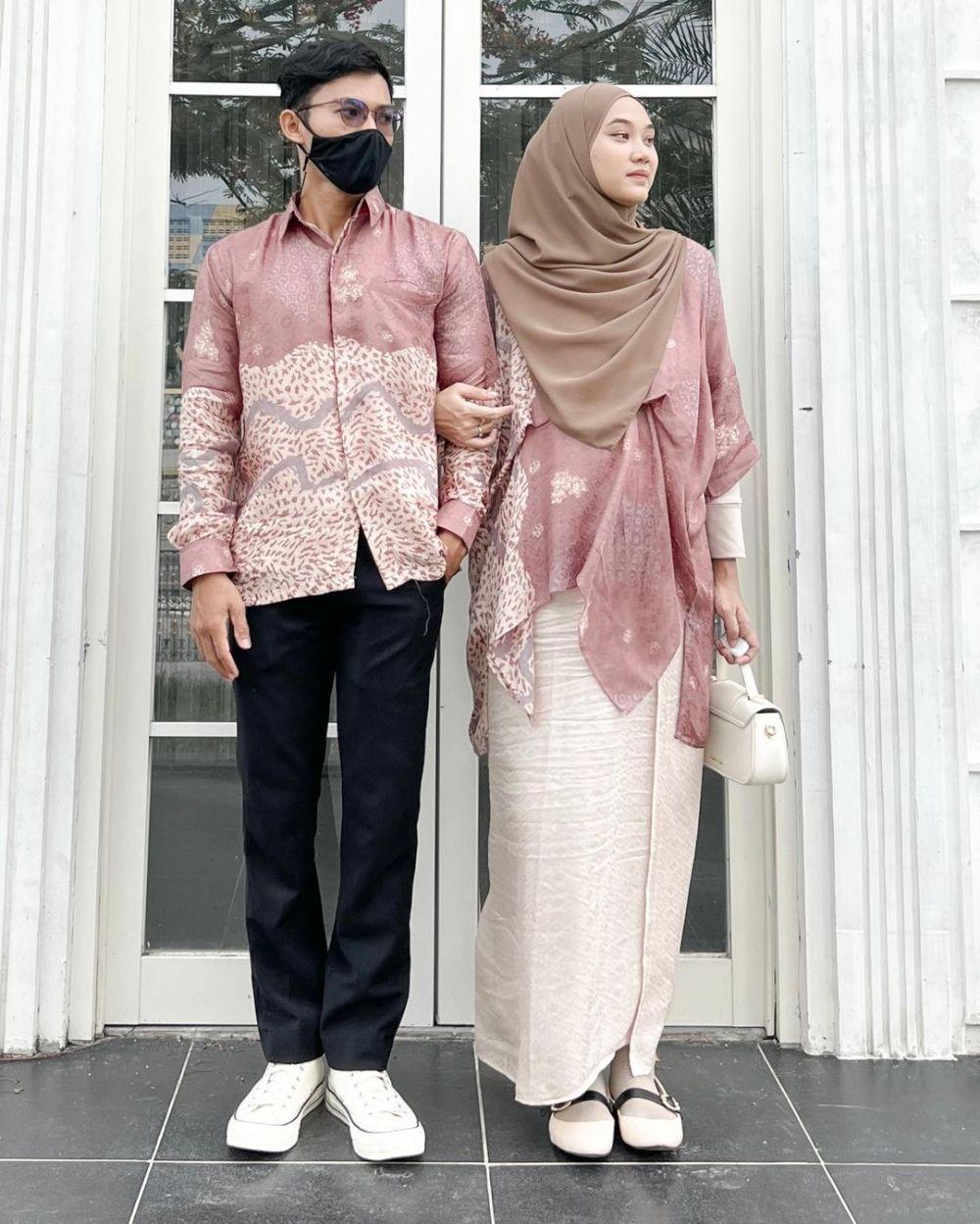 9 Ide Outfit Couple Kondangan ala Nyimas Juniar, Tampil Serasi Berdua