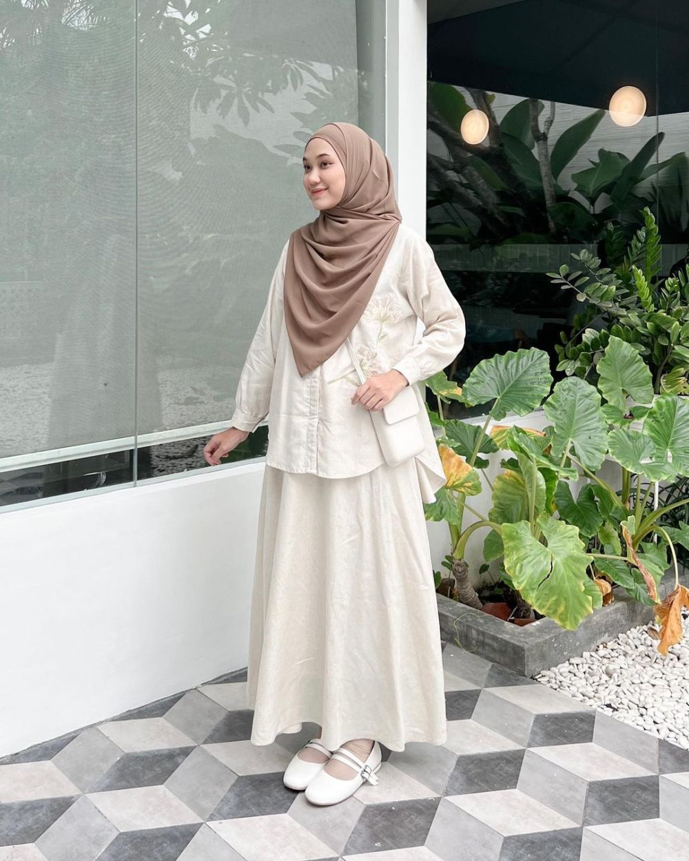 9 Inspirasi Outfit One set ala Nyimas Juniar, Effortless dan Anggun!