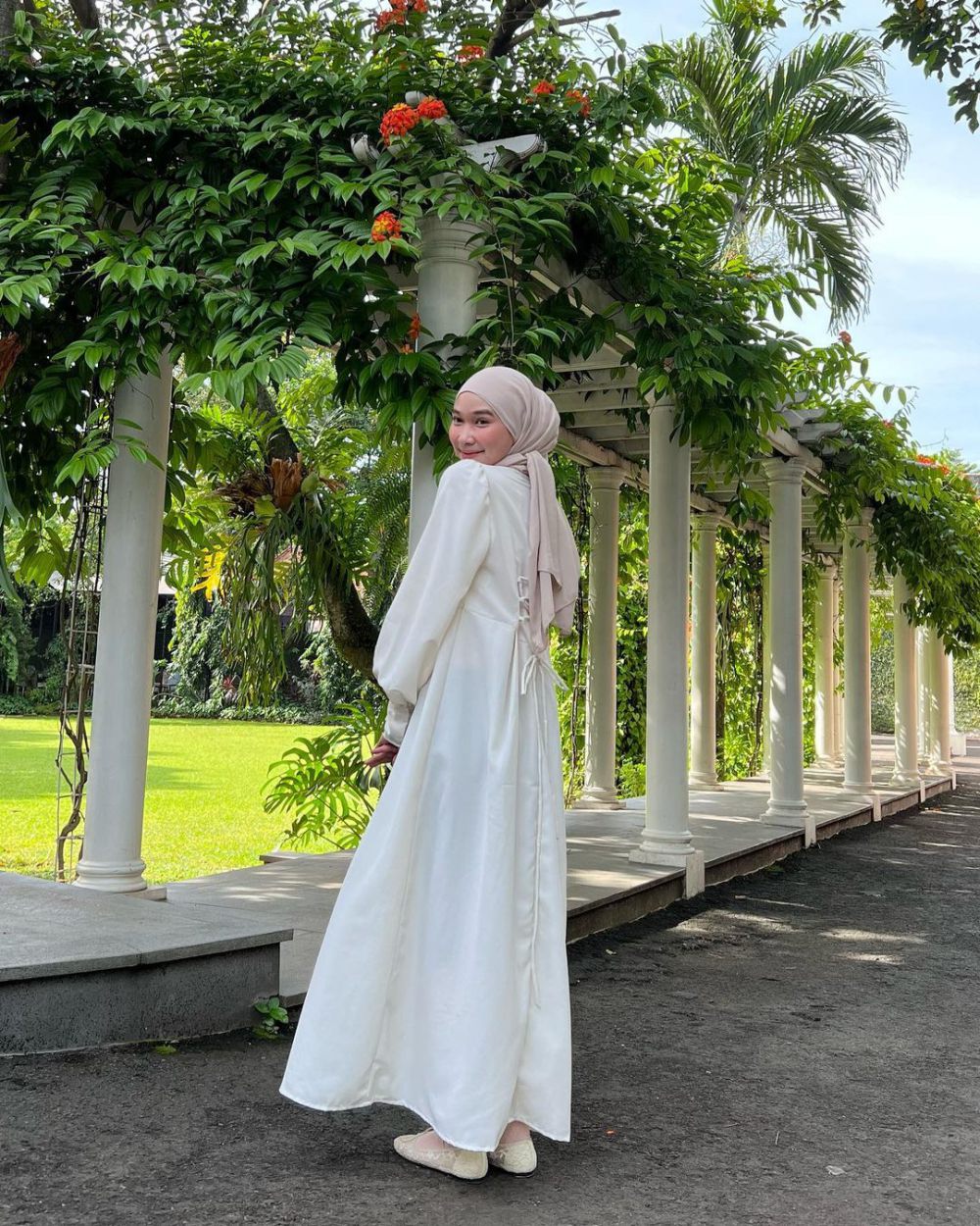 9 Ide Dress Hijab Minimalis ala Astri Ratnasari buat Piknik di Taman