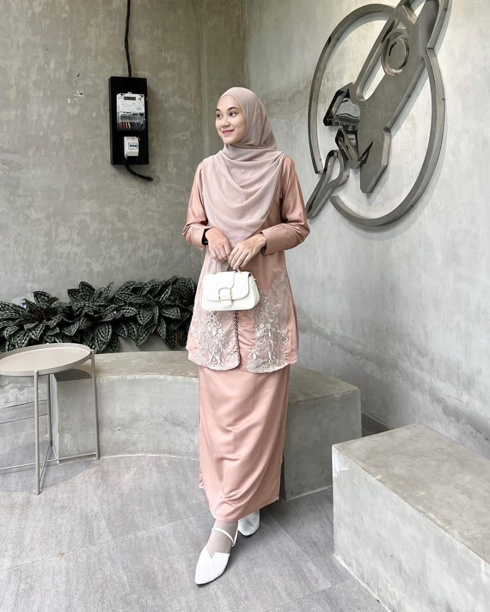 9 Inspirasi Outfit One set ala Nyimas Juniar, Effortless dan Anggun!