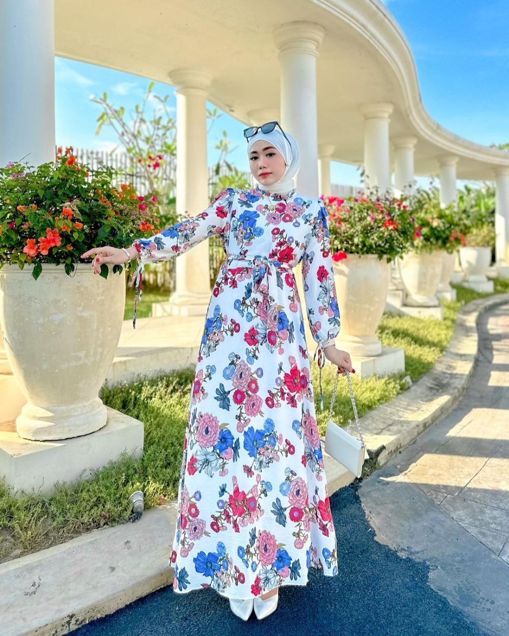 10 Pilihan Outfit Dress Floral ala Yolla Anggita, Gayanya Super Elegan