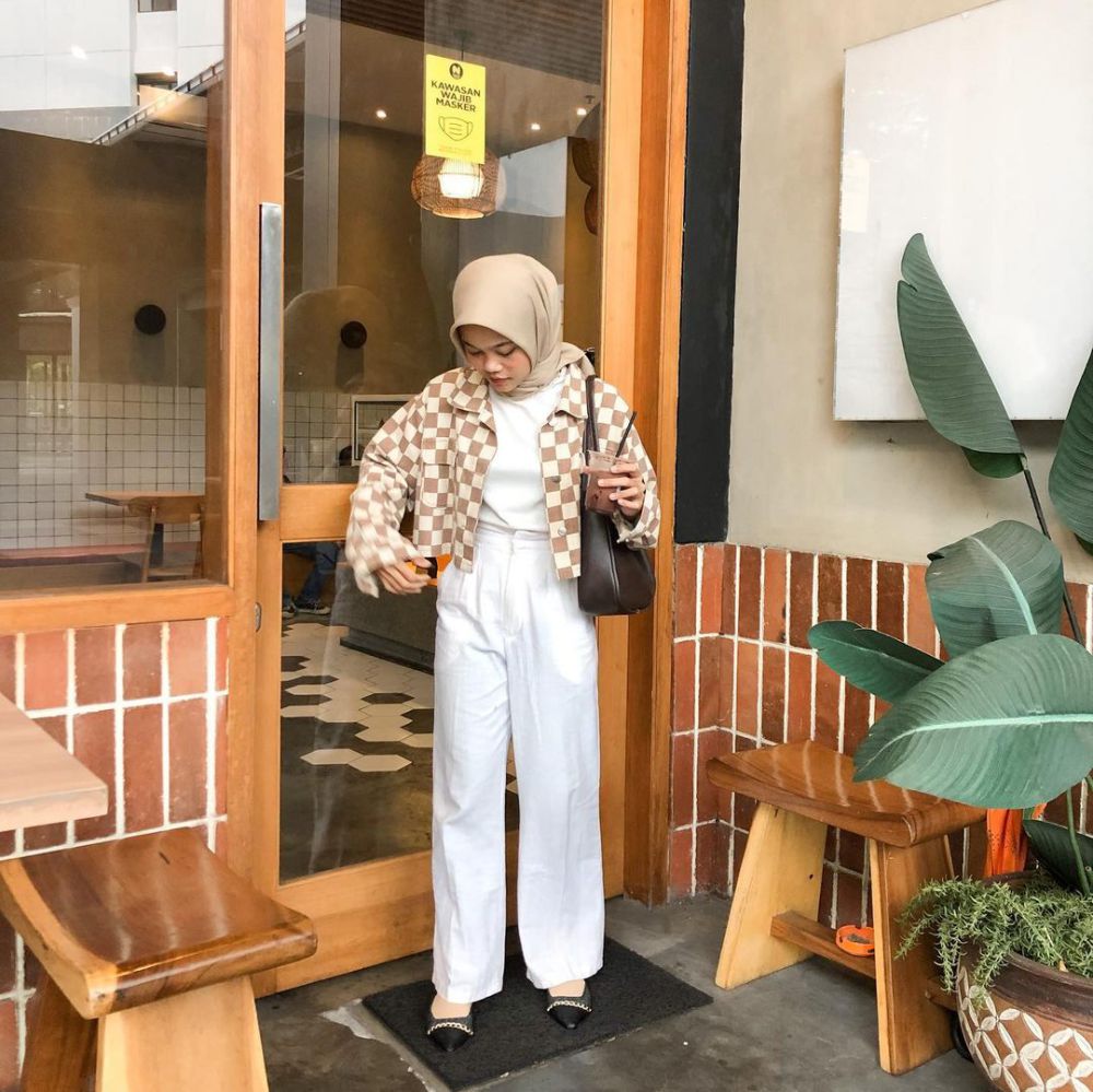 7 Referensi OOTD Earth Tone buat Kuliah ala Vidia Safa, Warm!