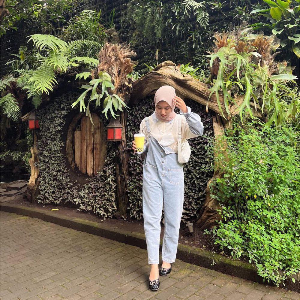 8 Padu Padan Outfit Kasual untuk Zoo Date ala Febry Lestya, Comfy!