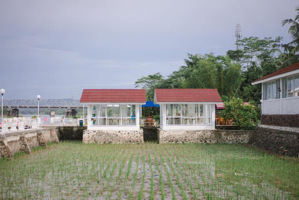 8 Potret Ditepinya Sungai Serayu Cafe, Restoran Cilacap dengan view Sungai