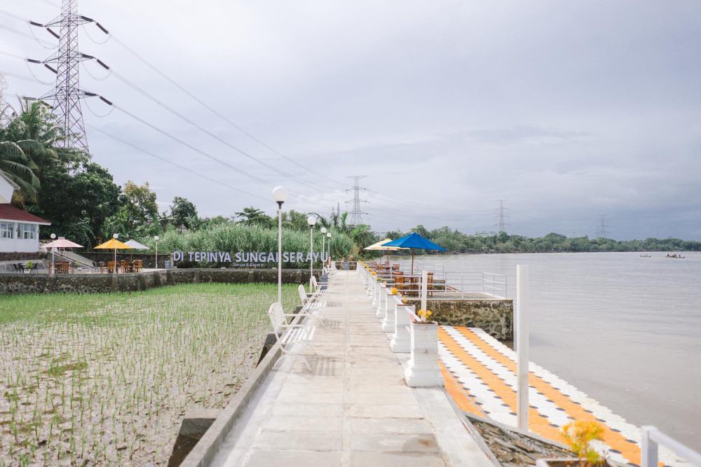 8 Potret Ditepinya Sungai Serayu Cafe, Restoran Cilacap dengan view Sungai