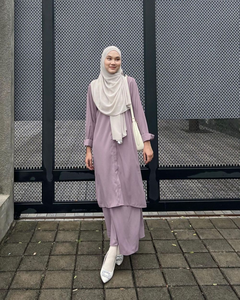 9 Inspirasi Outfit One set ala Nyimas Juniar, Effortless dan Anggun!