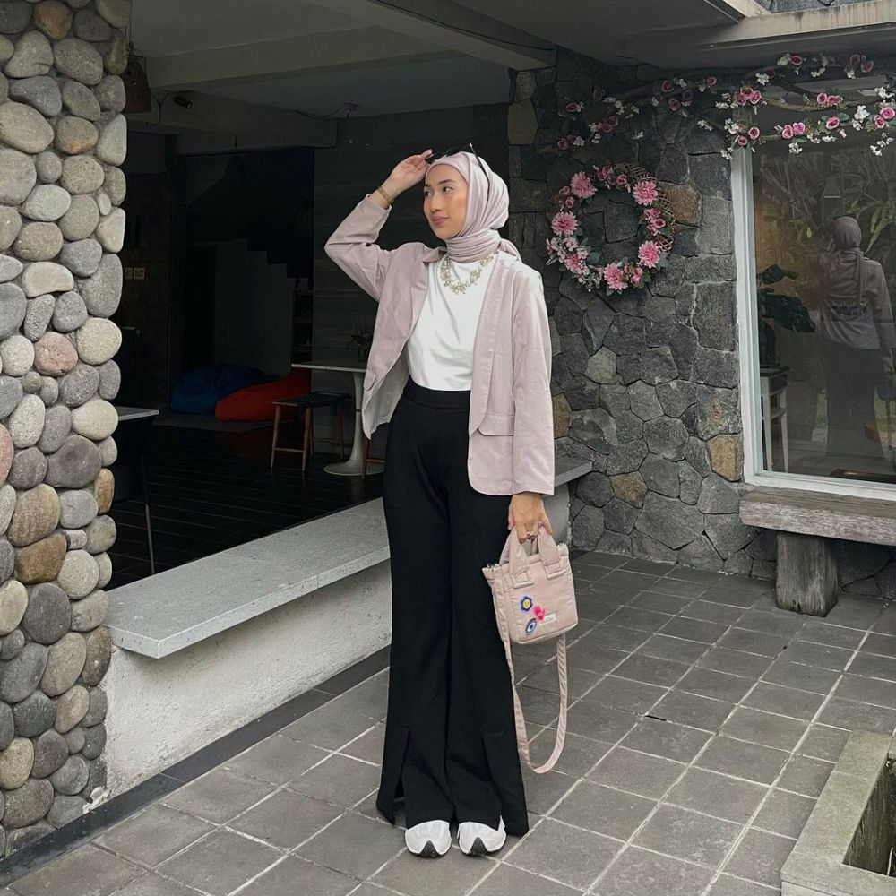 10 Inspirasi Outfit Pakai Slit Pants ala Risa Larasati yang Stylish! 