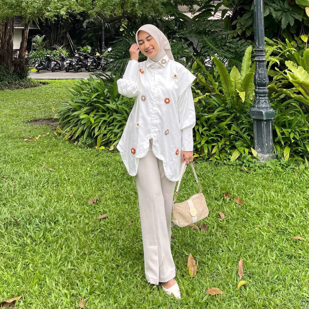 10 Inspirasi Outfit Pakai Slit Pants ala Risa Larasati yang Stylish! 