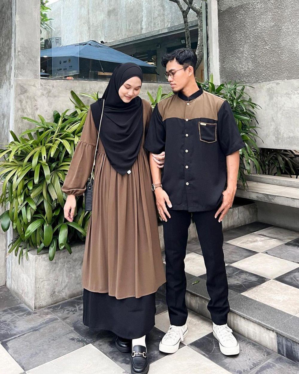 9 Ide Outfit Couple Kondangan ala Nyimas Juniar, Tampil Serasi Berdua